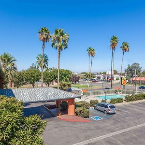 Super 8 By Wyndham Bakersfield/Central